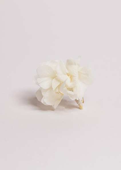 Boutonnière fleur sur New White Story